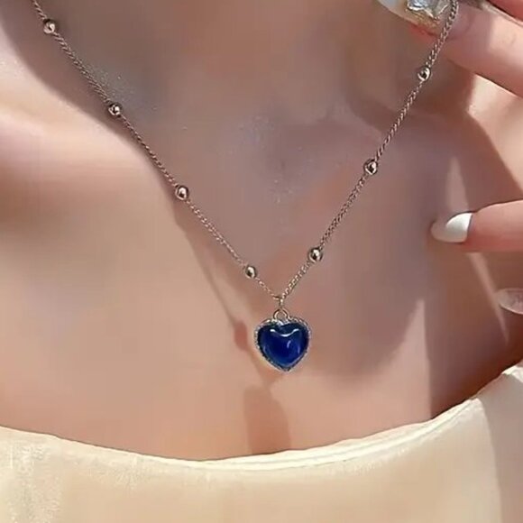 ⭐NWT Heart Temperature Color Changing Pendant Necklace - Picture 2 of 4